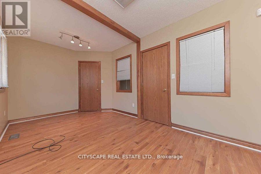 305 Plains Road E, Burlington, Ontario  L7T 2C7 - Photo 13 - W12029702