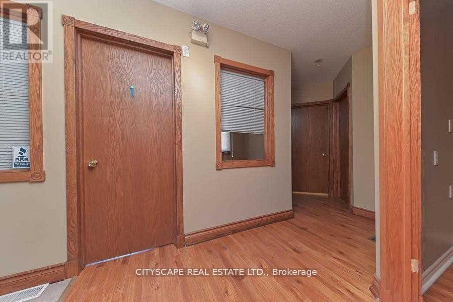 305 Plains Road E, Burlington, Ontario  L7T 2C7 - Photo 14 - W12029702