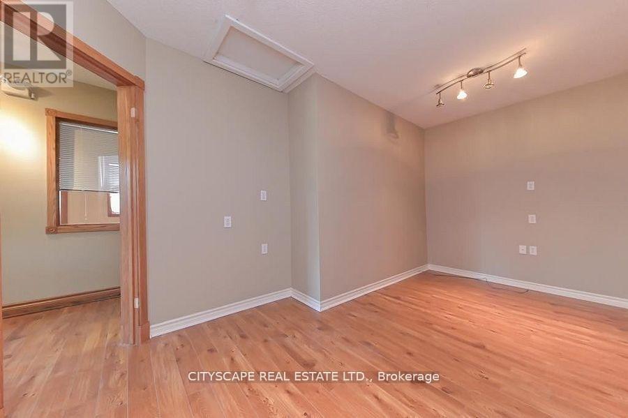 305 Plains Road E, Burlington, Ontario  L7T 2C7 - Photo 17 - W12029702
