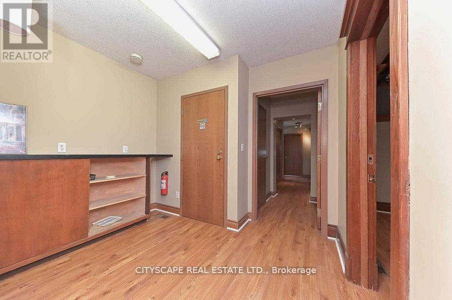 305 Plains Road E, Burlington, Ontario  L7T 2C7 - Photo 5 - W12029702