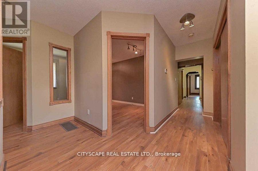 305 Plains Road E, Burlington, Ontario  L7T 2C7 - Photo 9 - W12029702