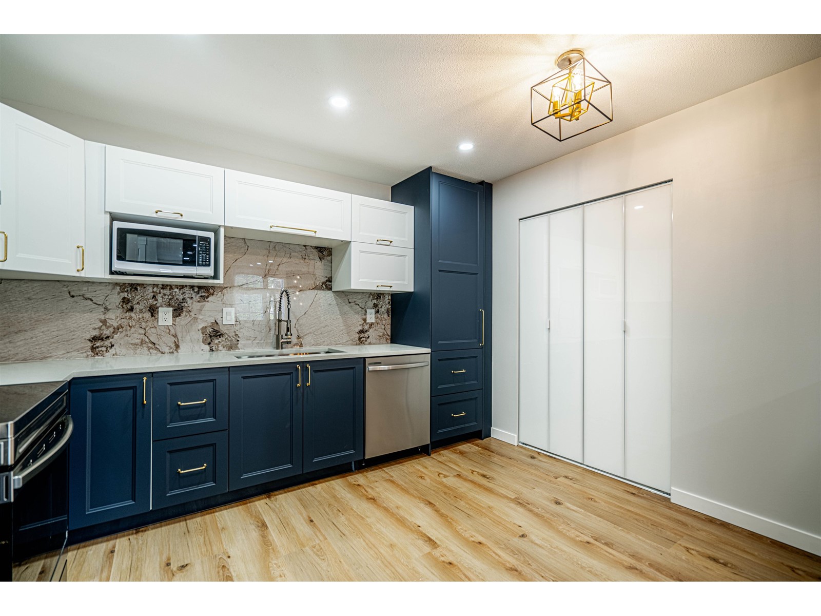 211 1450 Merklin Street, White Rock, British Columbia  V4B 4C3 - Photo 7 - R2979657