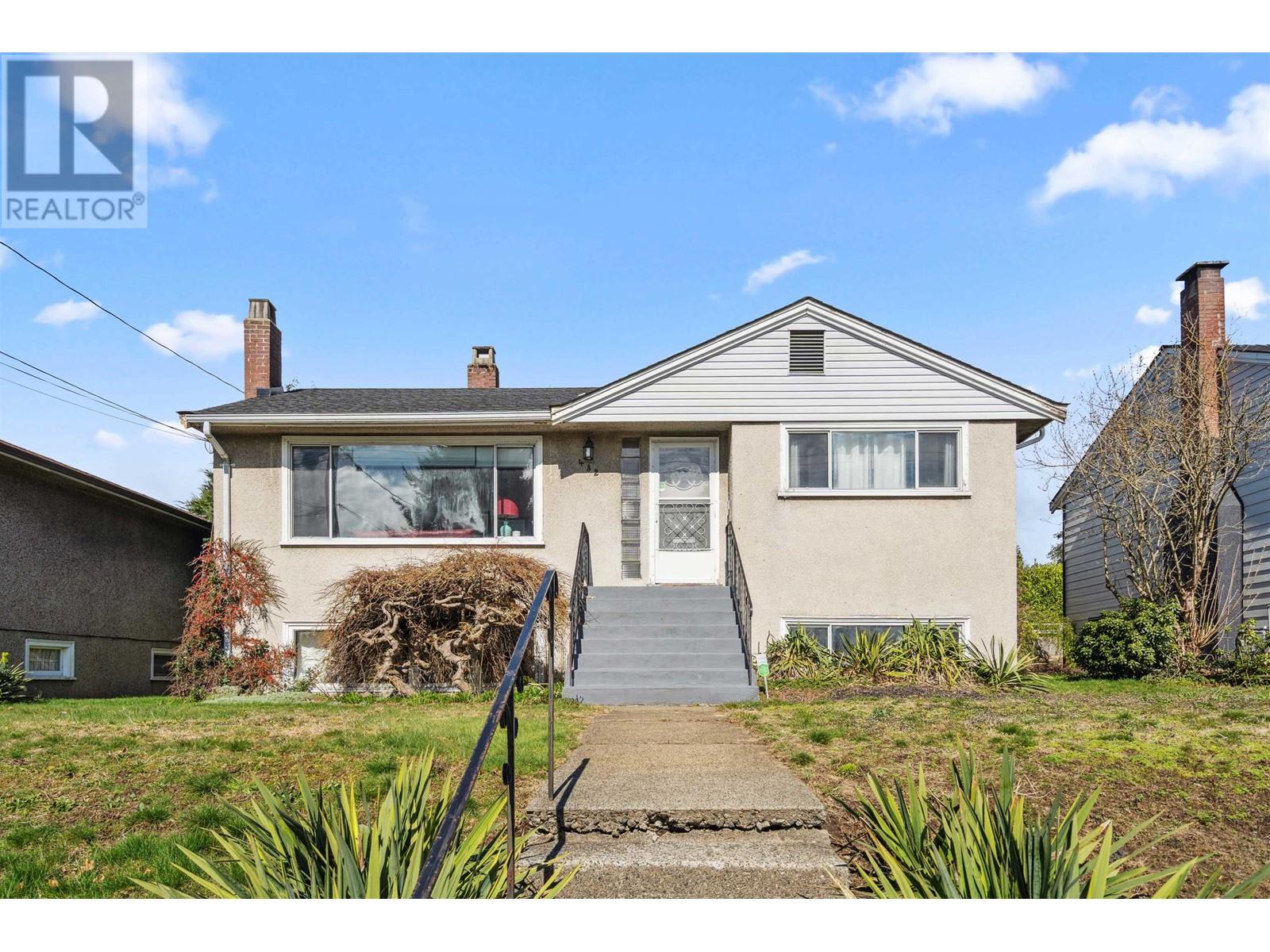 432 E 13th Street, North Vancouver, British Columbia  V7L 2M1 - Photo 1 - R2979543
