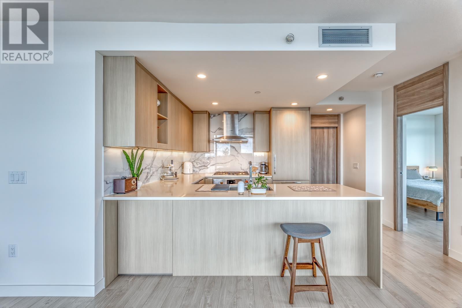 Listing Picture 6 of 37 : 4806 4880 LOUGHEED HIGHWAY, Burnaby / 本拿比 - 魯藝地產 Yvonne Lu Group - MLS Medallion Club Member