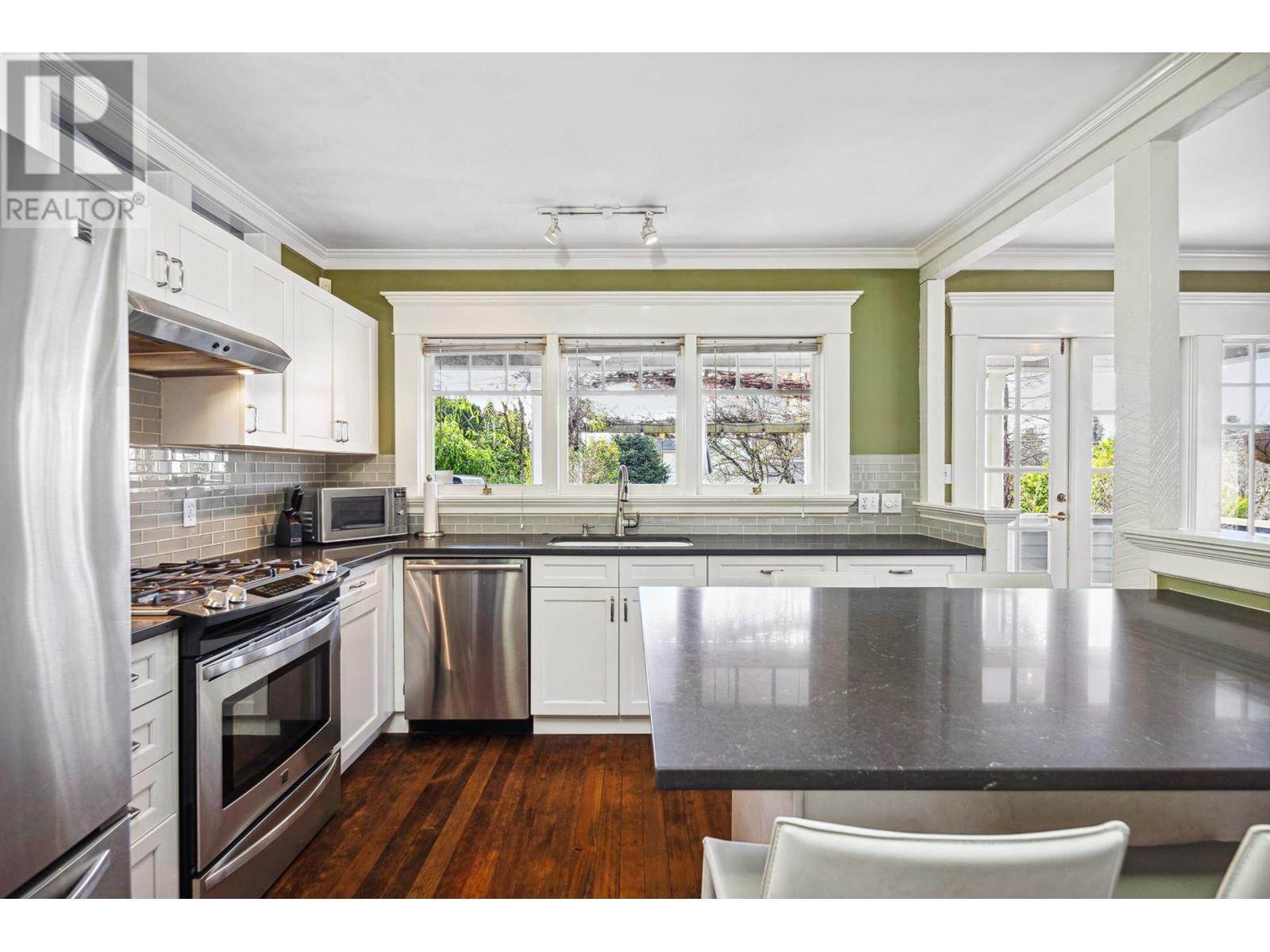 341 W 22nd Street, North Vancouver, British Columbia  V7M 2A3 - Photo 9 - R2979967