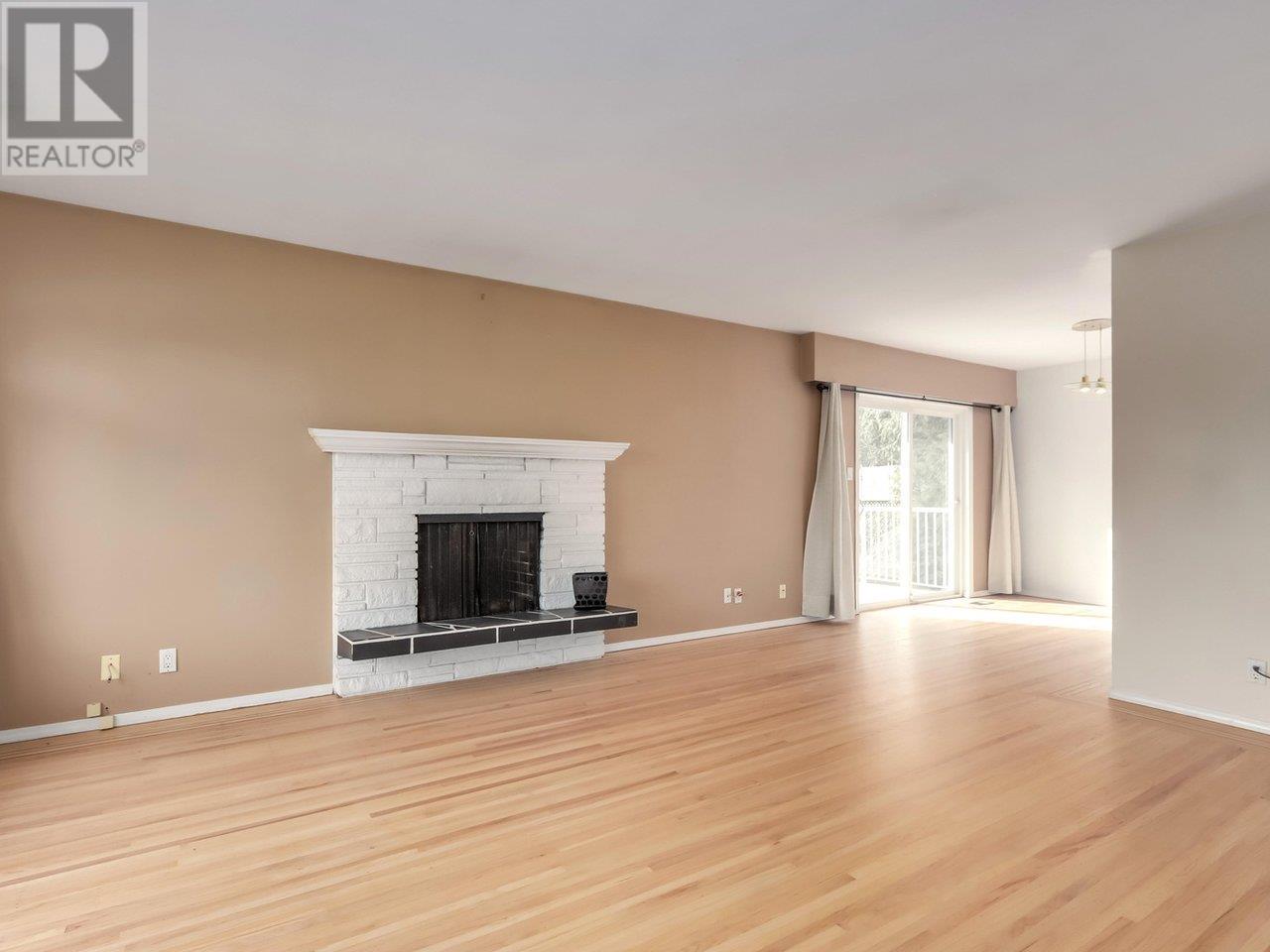 Property at 2984 PLYMOUTH DRIVE image 2