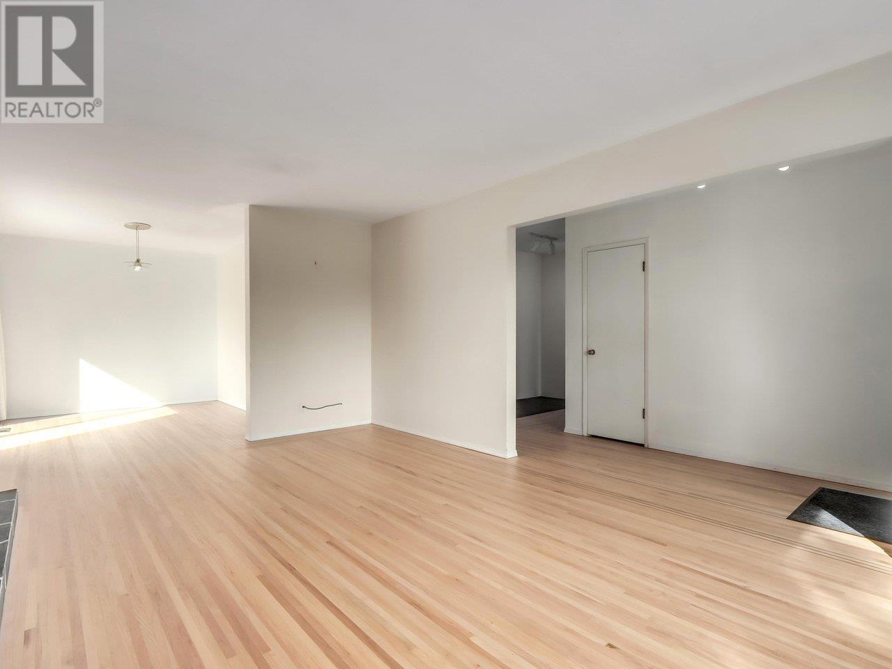 Property at 2984 PLYMOUTH DRIVE image 4