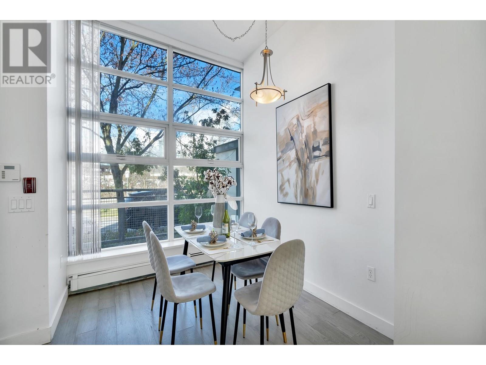Listing Picture 3 of 33 : 332 W 1ST AVENUE, Vancouver / 溫哥華 - 魯藝地產 Yvonne Lu Group - MLS Medallion Club Member