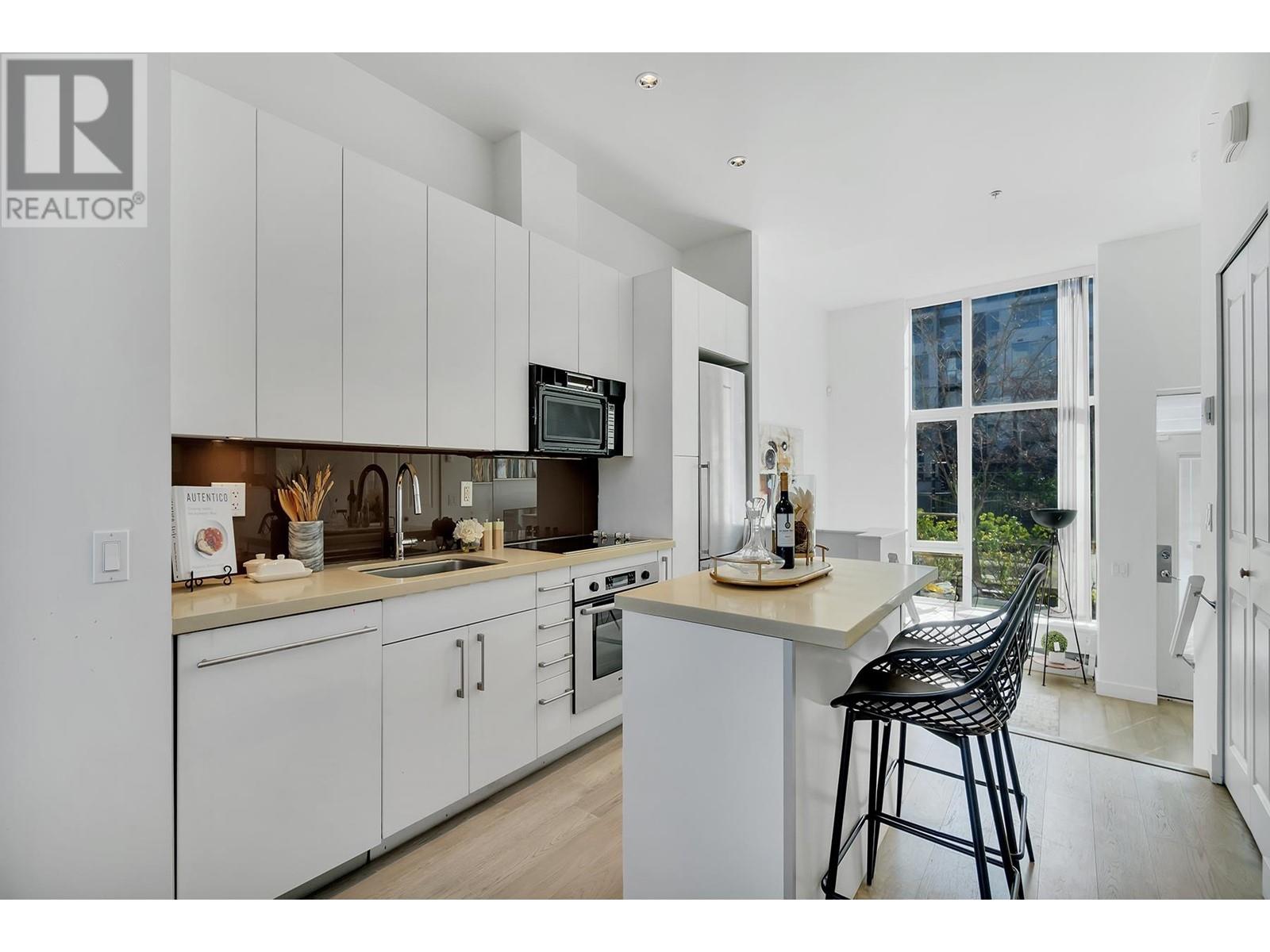 Listing Picture 8 of 33 : 332 W 1ST AVENUE, Vancouver / 溫哥華 - 魯藝地產 Yvonne Lu Group - MLS Medallion Club Member