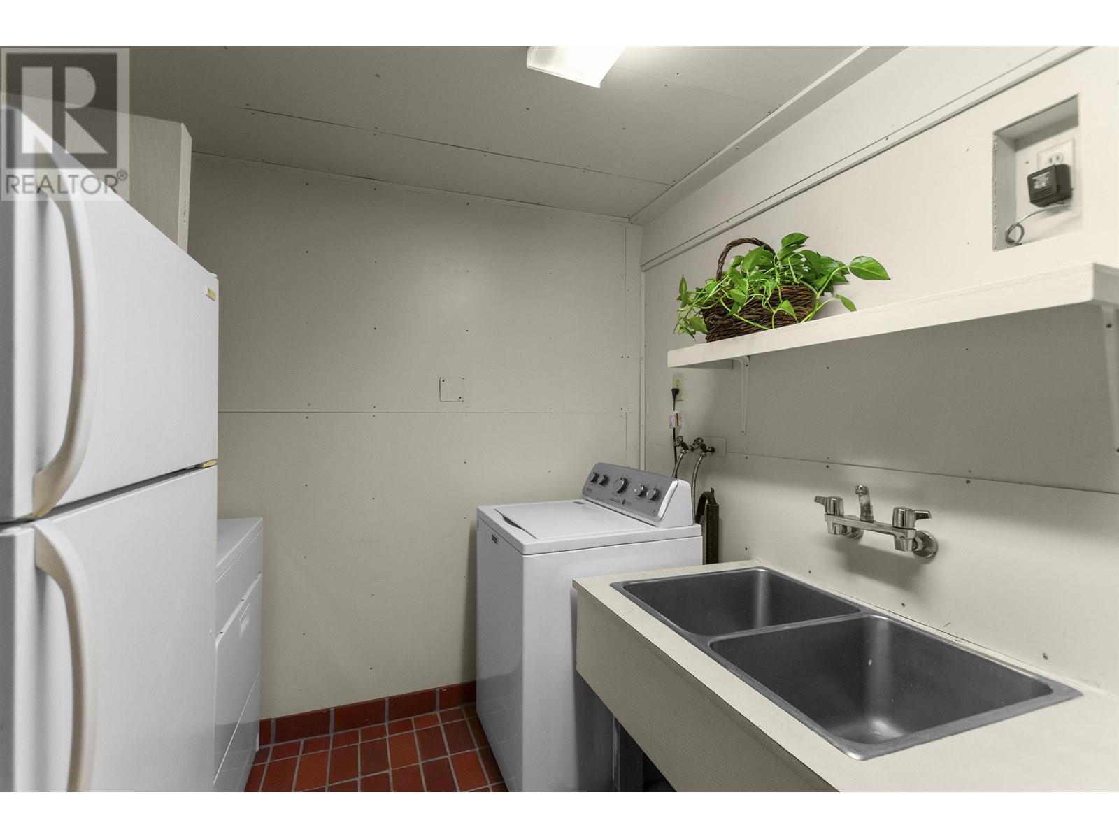 6771 Winch Street, Burnaby, British Columbia  V5B 2L7 - Photo 25 - R2980026