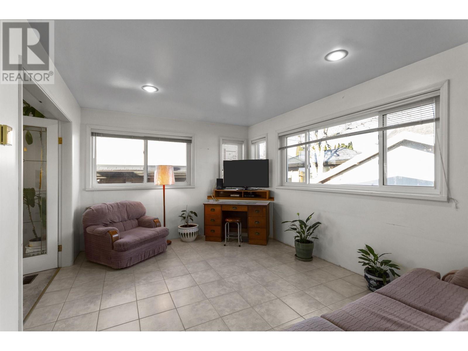 6771 Winch Street, Burnaby, British Columbia  V5B 2L7 - Photo 9 - R2980026