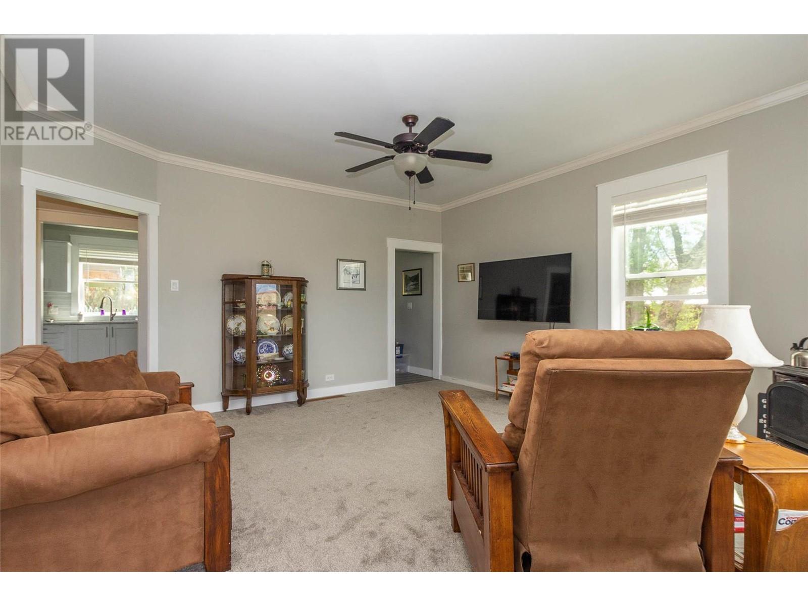 Property at 710 10 Street SW image 3