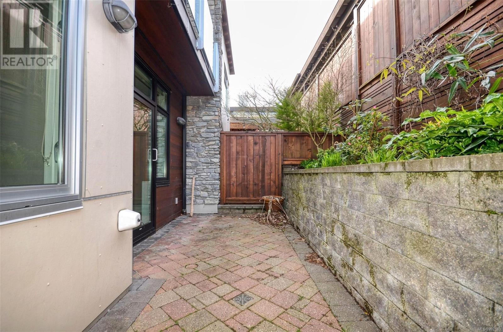 102 9820 Seaport Pl, Sidney, British Columbia  V8L 4X3 - Photo 4 - 992189