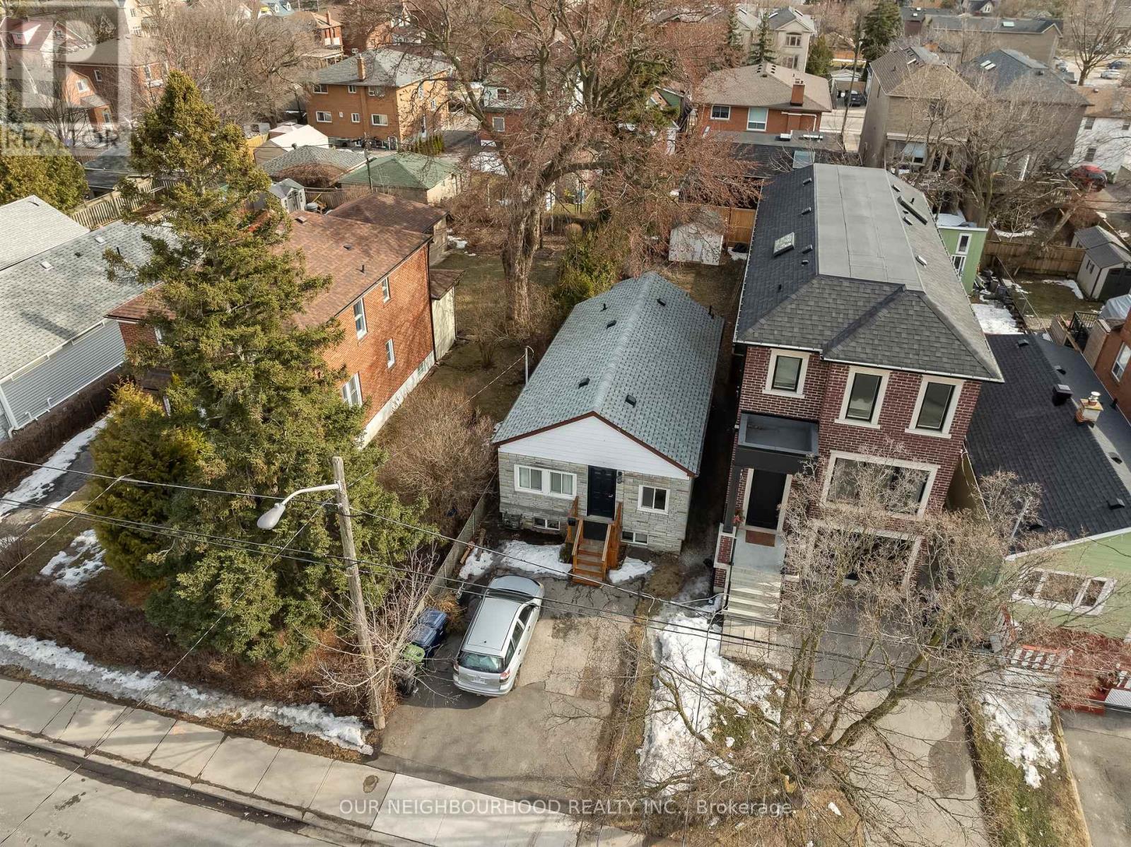 <div class="slider-price">$899,000</div><p>37 Elder Avenue, Toronto, Ontario</p>