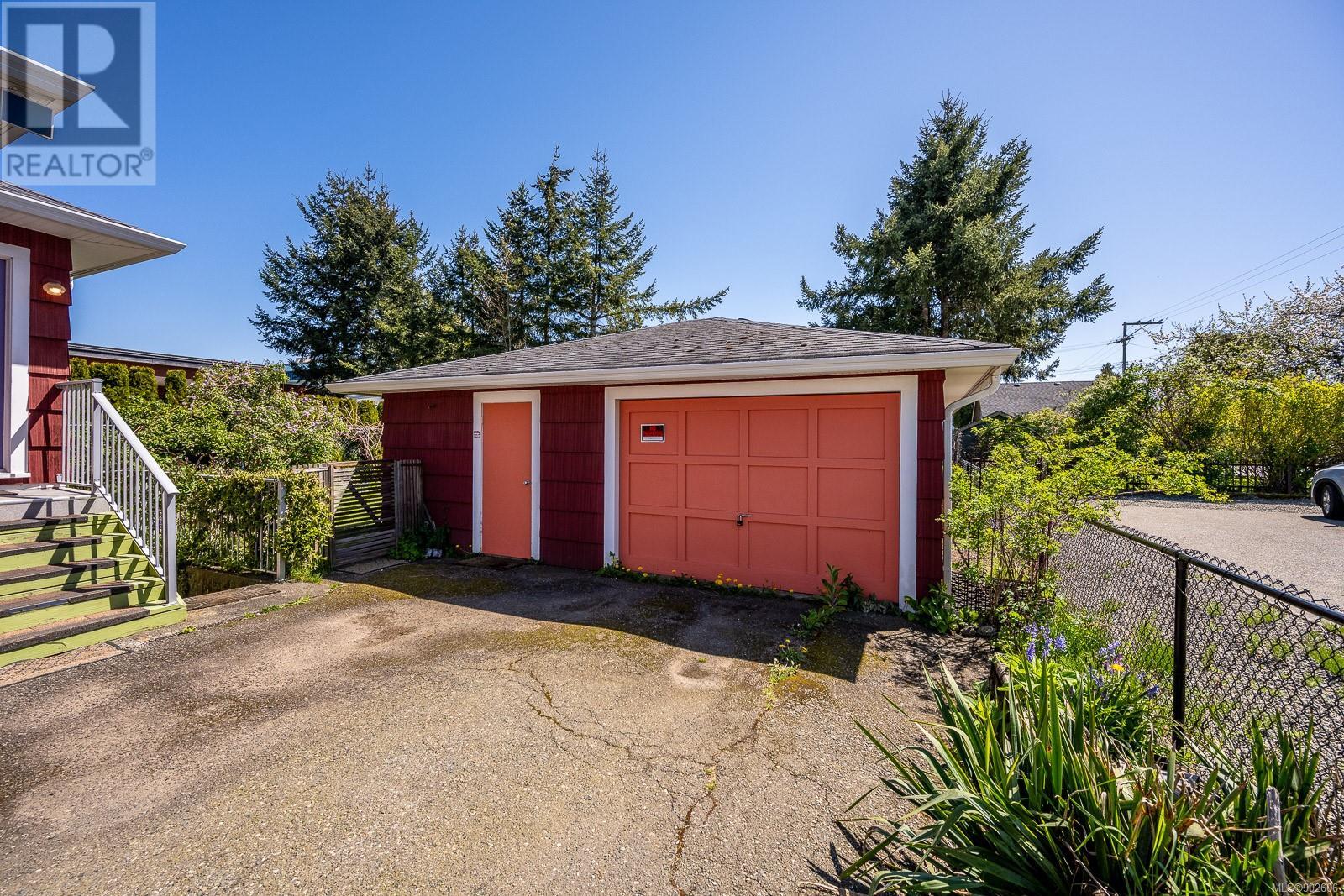 Property at 380 10th St image 2