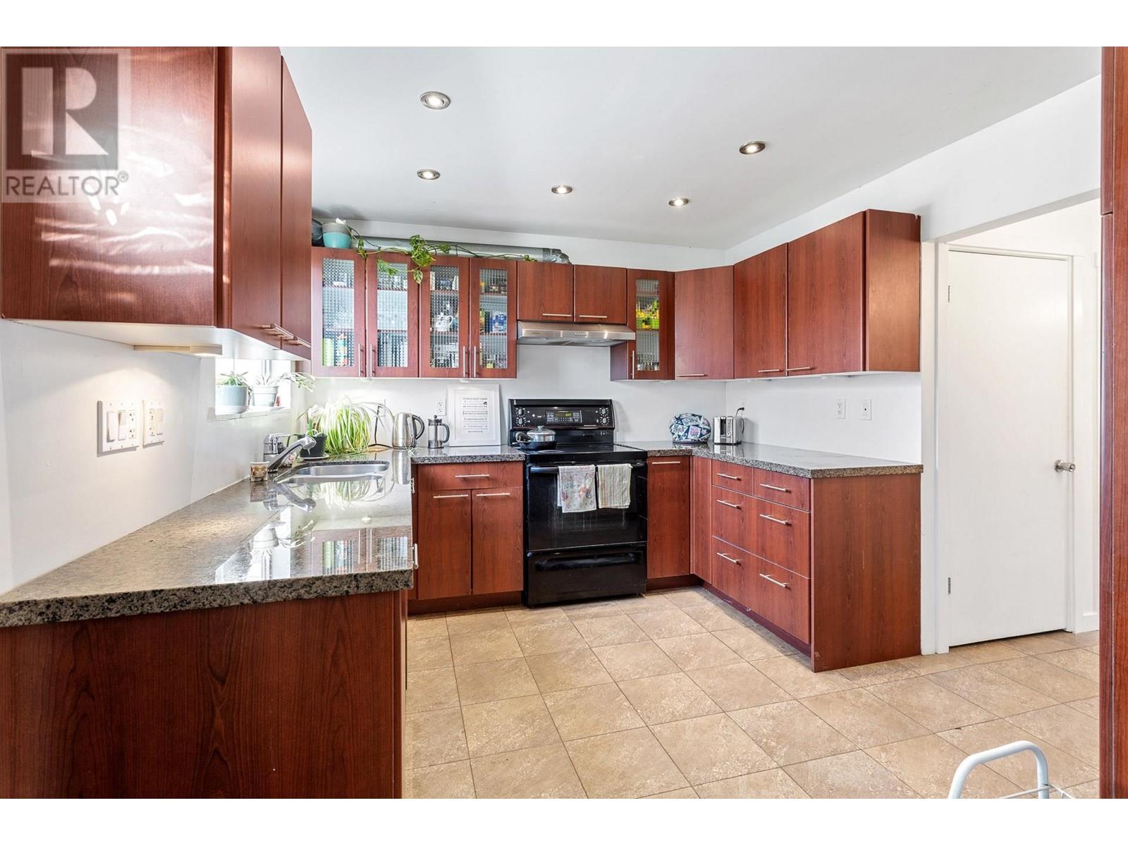 1318 Tina Way, Port Coquitlam, British Columbia  V3C 2V3 - Photo 15 - R2980075