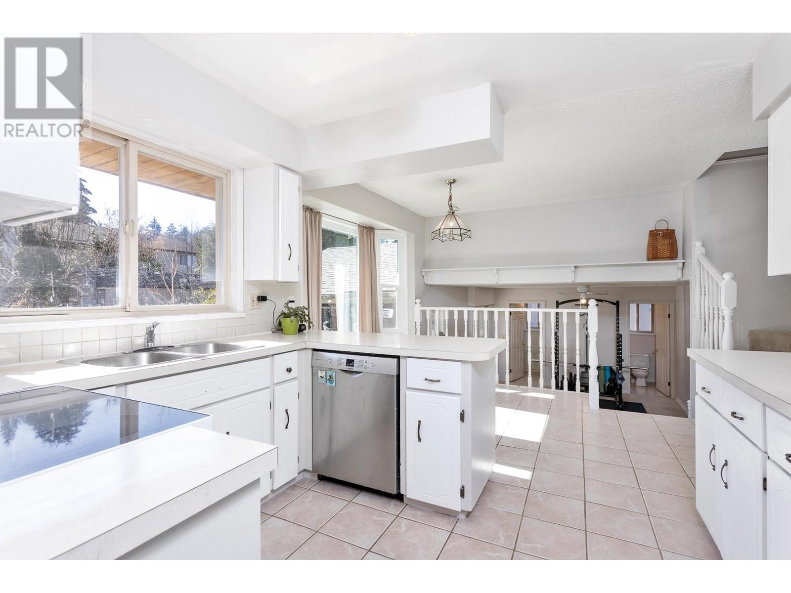20896 124 Avenue, Maple Ridge, British Columbia  V4R 2N3 - Photo 2 - R2974483