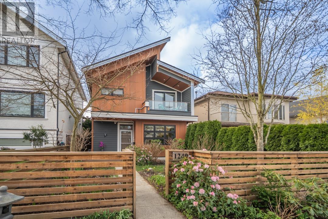 Listing Picture 3 of 32 : 1240 E. 27TH AVENUE, Vancouver / 溫哥華 - 魯藝地產 Yvonne Lu Group - MLS Medallion Club Member
