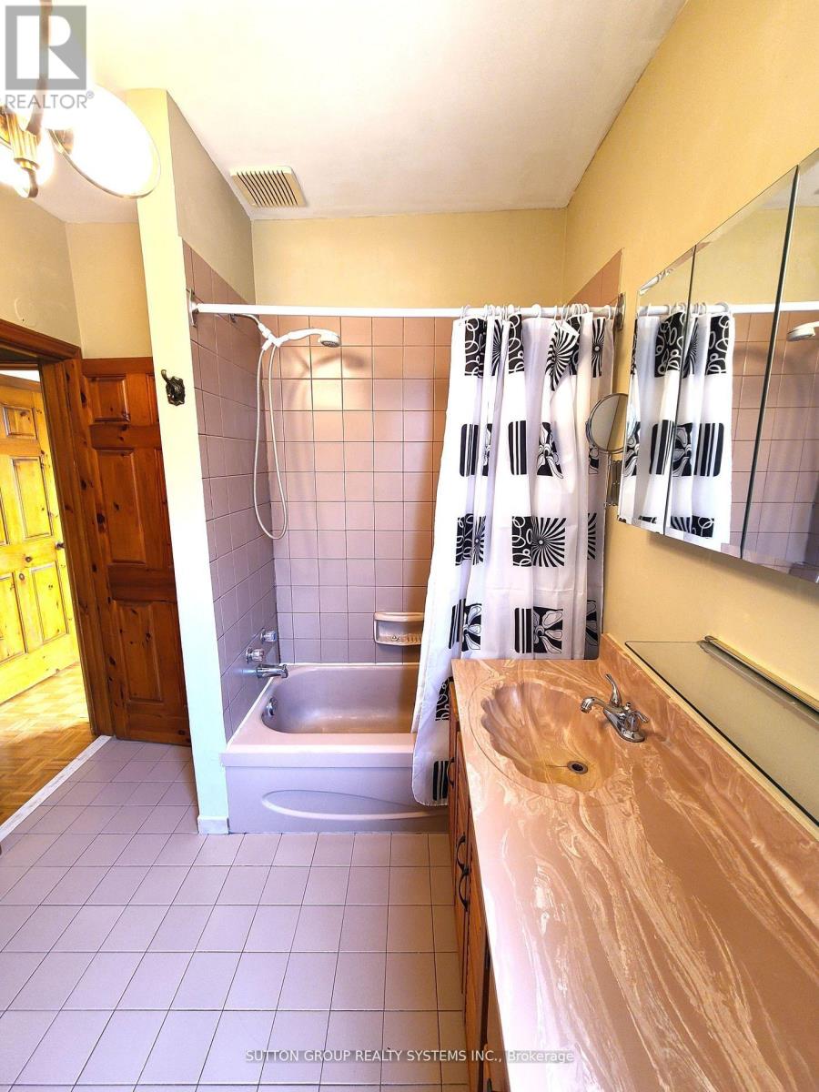 177 Brookside Avenue, Toronto (Runnymede-Bloor West Village), Ontario  M6S 4G8 - Photo 11 - W12030379