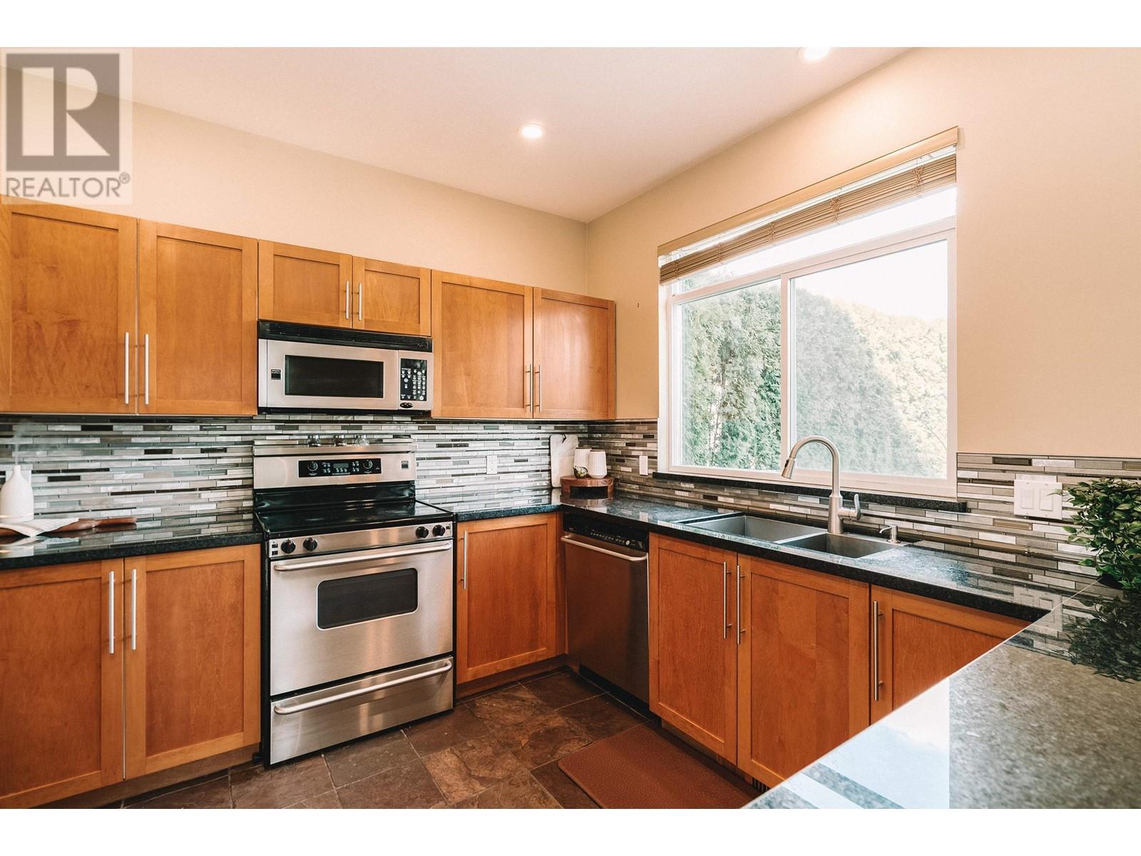 11876 Springdale Drive, Pitt Meadows, British Columbia  V3Y 2S6 - Photo 10 - R2979214