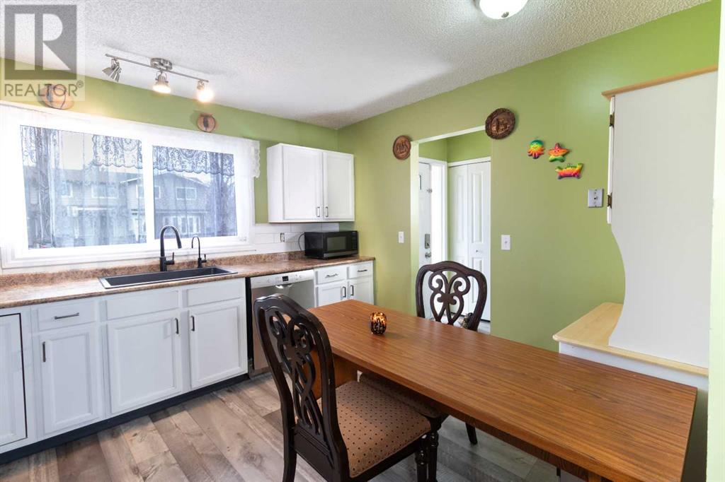 Property at 165 Whitewood Place NE image 2