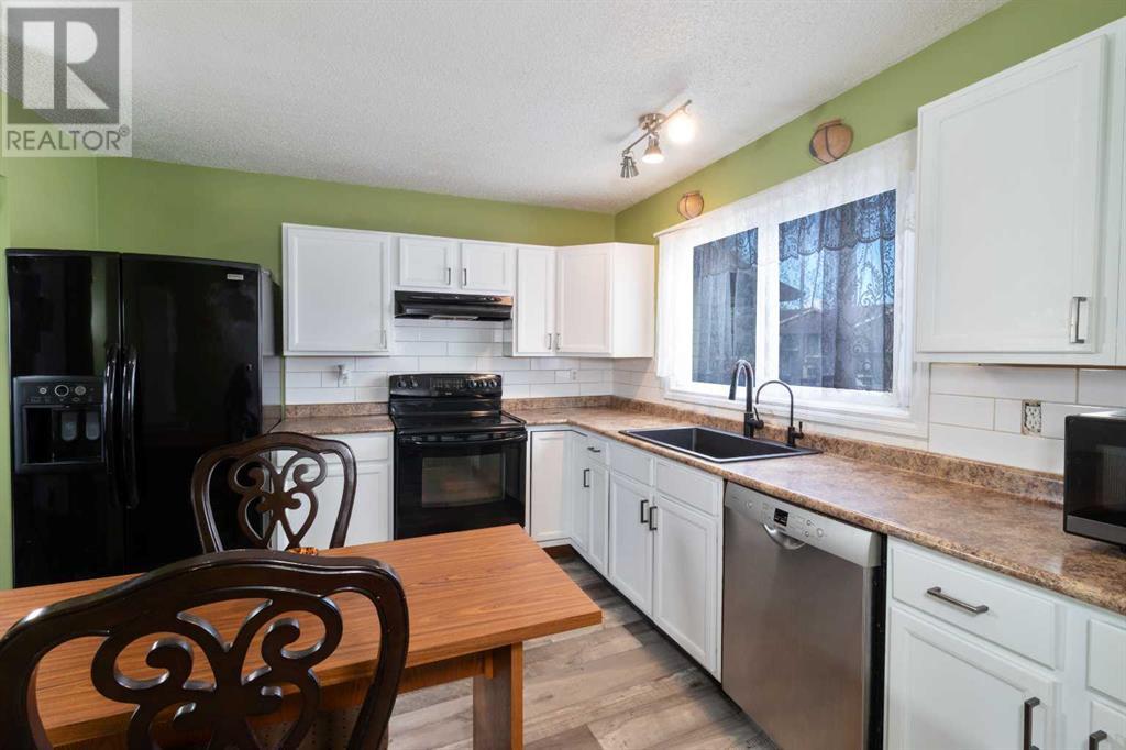 Property at 165 Whitewood Place NE image 3