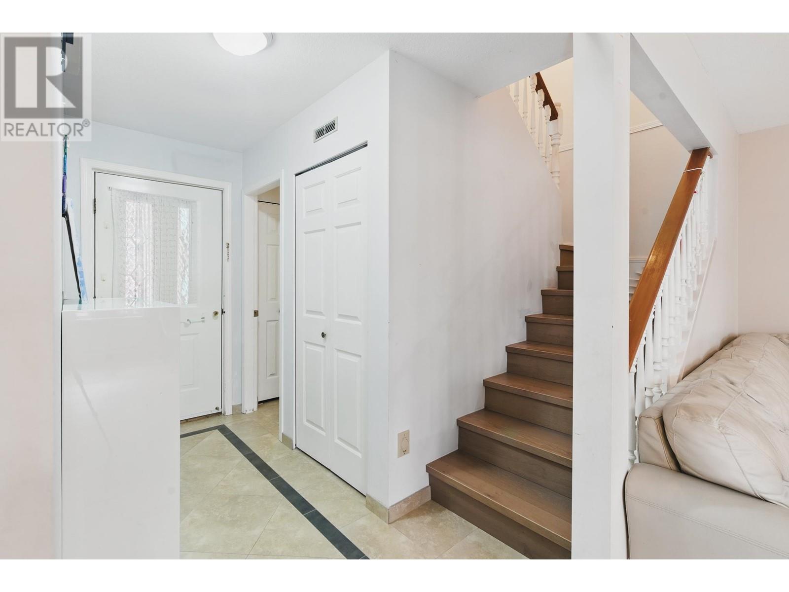 Listing Picture 10 of 23 : 8 6840 LYNAS LANE, Richmond / 烈治文 - 魯藝地產 Yvonne Lu Group - MLS Medallion Club Member