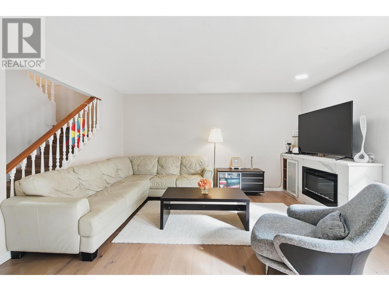 Listing Picture 2 of 23 : 8 6840 LYNAS LANE, Richmond / 烈治文 - 魯藝地產 Yvonne Lu Group - MLS Medallion Club Member