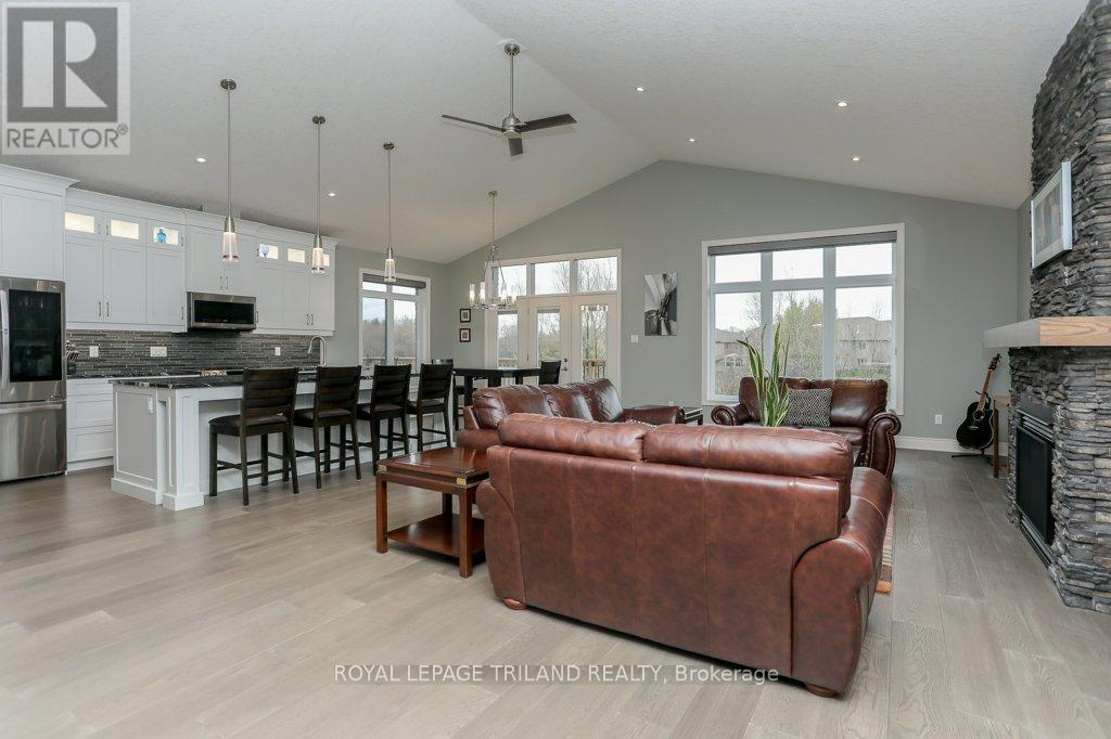 Photo 4 of 40 for 147 Robin Ridge Drive