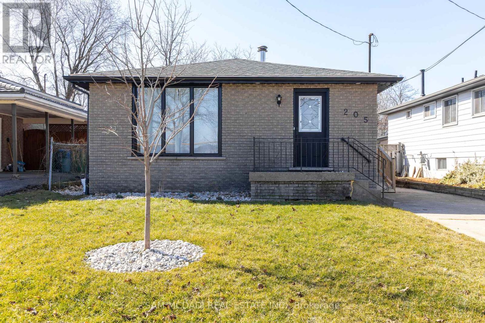 205 Bonaventure Drive, Hamilton, Ontario  L9C 4R1 - Photo 4 - X12030914