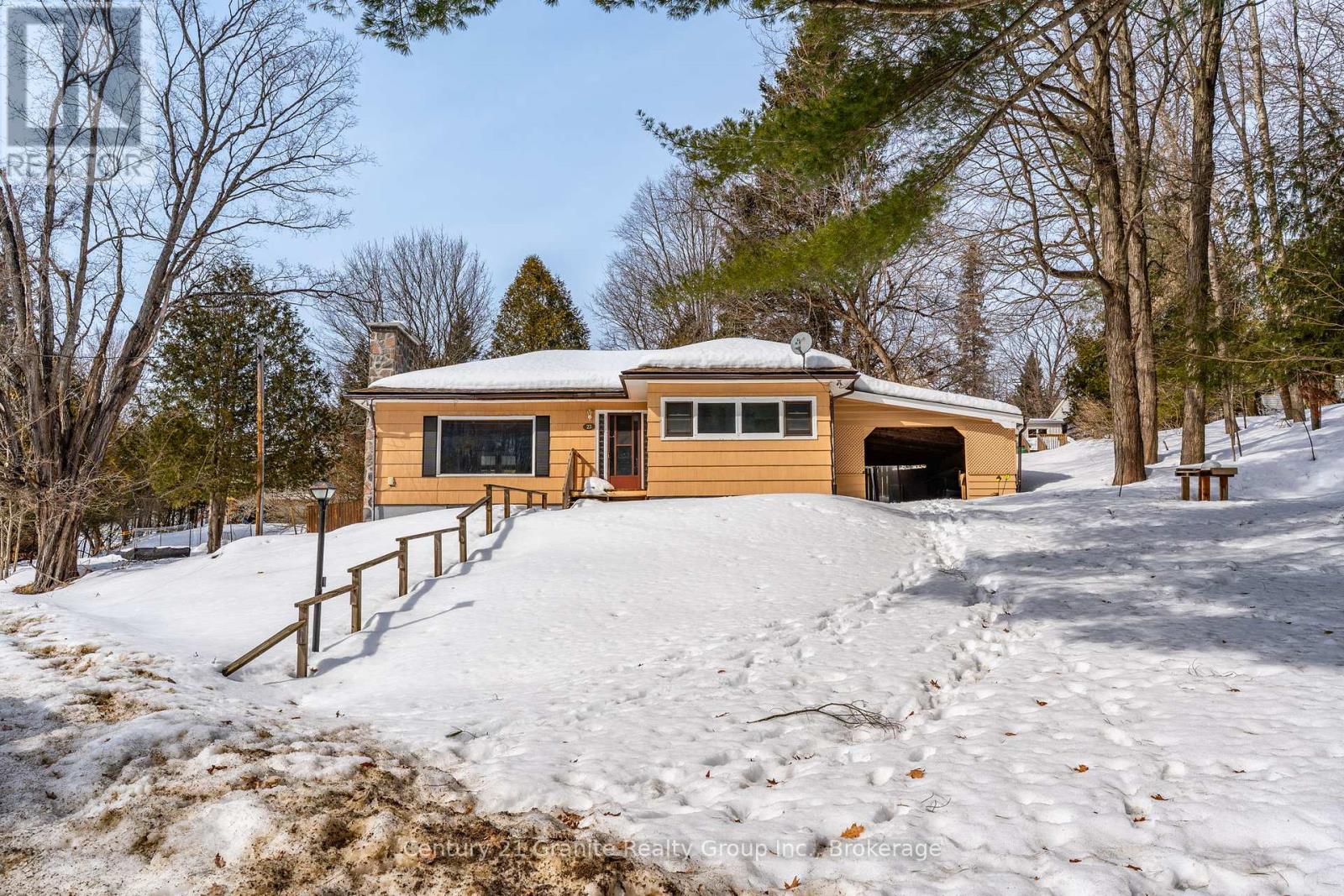 23 Riverside Drive, Dysart Et Al, Ontario  K0M 1S0 - Photo 2 - X12031137