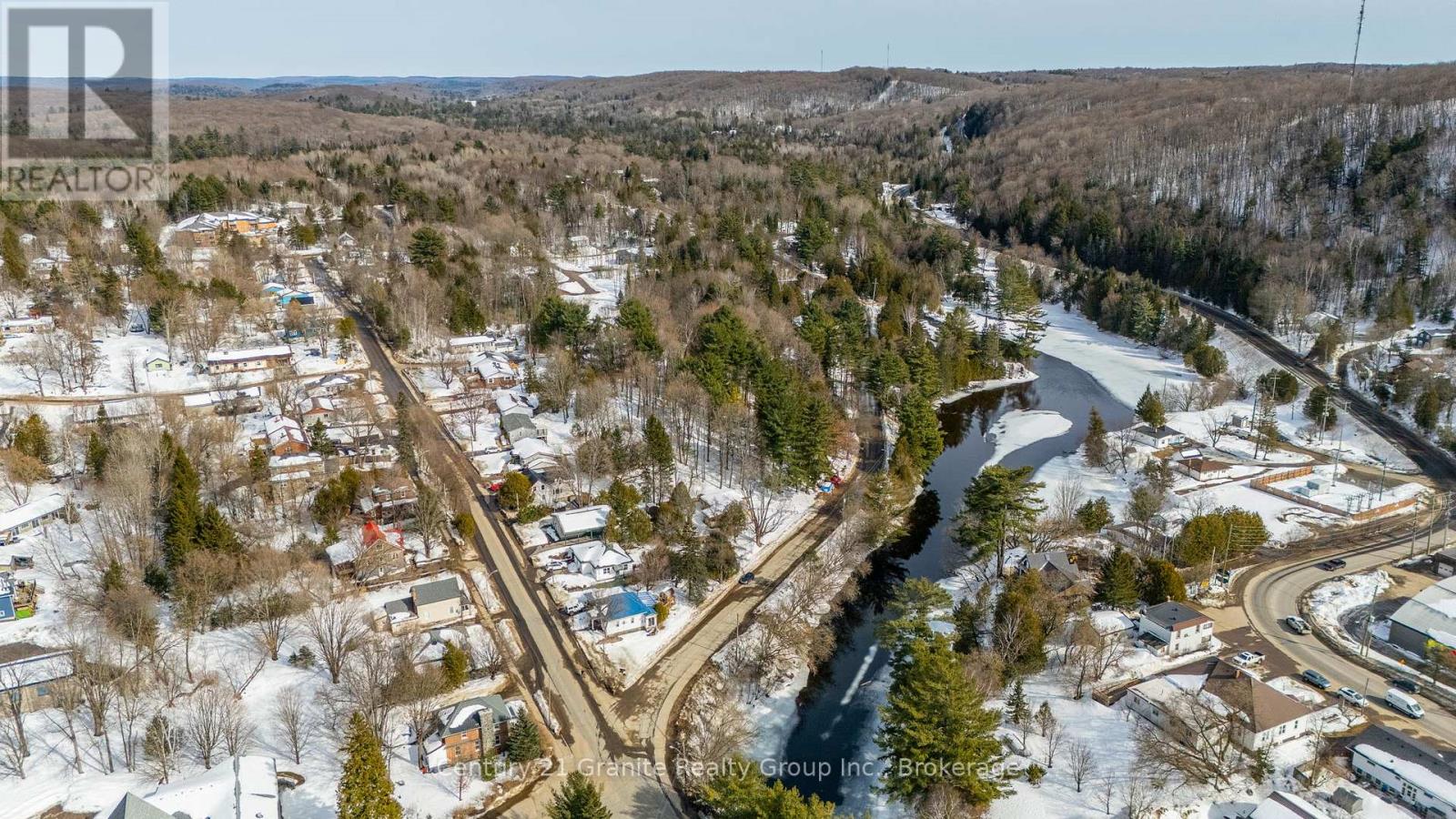 23 Riverside Drive, Dysart Et Al, Ontario  K0M 1S0 - Photo 37 - X12031137
