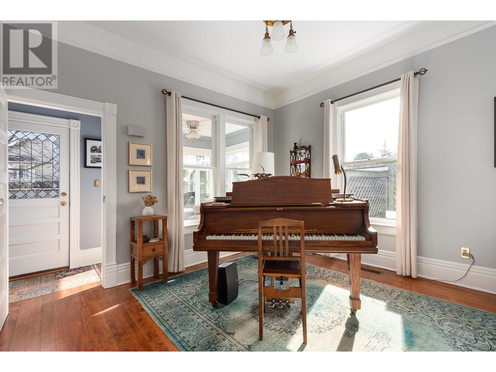 313 Warren Avenue, New Westminster, British Columbia  V3L 1L5 - Photo 3 - R2976345
