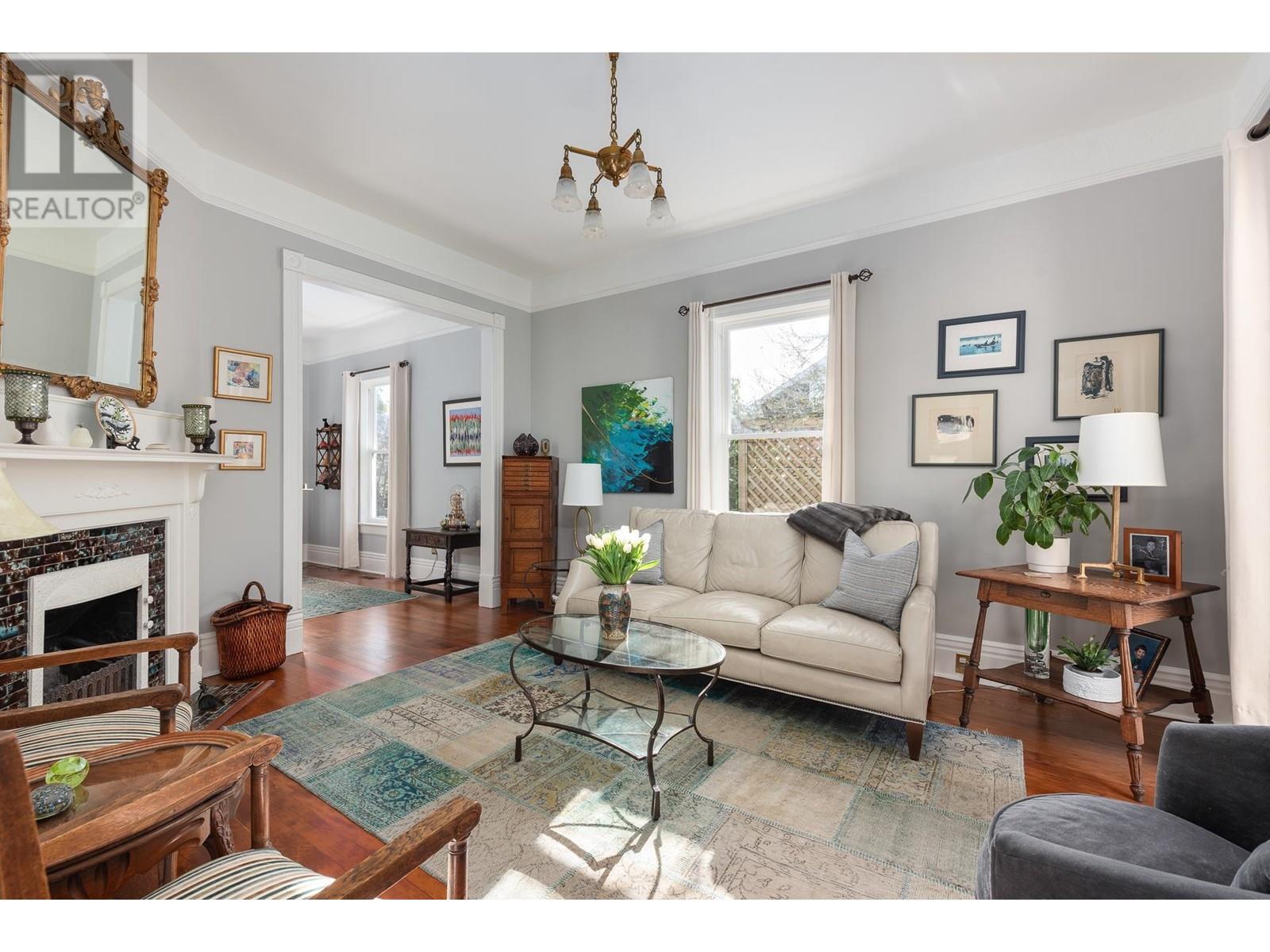 313 Warren Avenue, New Westminster, British Columbia  V3L 1L5 - Photo 4 - R2976345