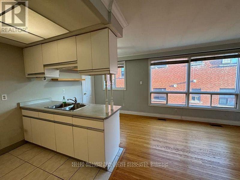 2 - 308 Lakeshore Road E, Mississauga, Ontario  L5G 1H4 - Photo 3 - W12031305
