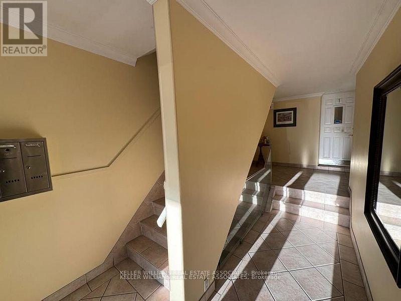 2 - 308 Lakeshore Road E, Mississauga, Ontario  L5G 1H4 - Photo 9 - W12031305