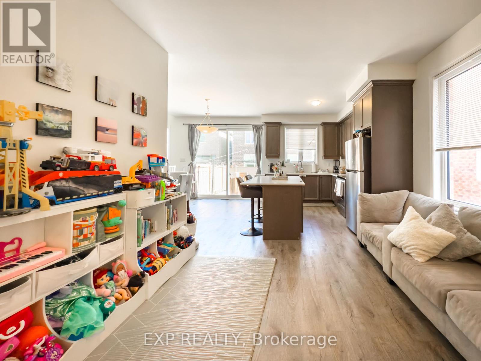 Property at 888 SUMAC CRESCENT image 3