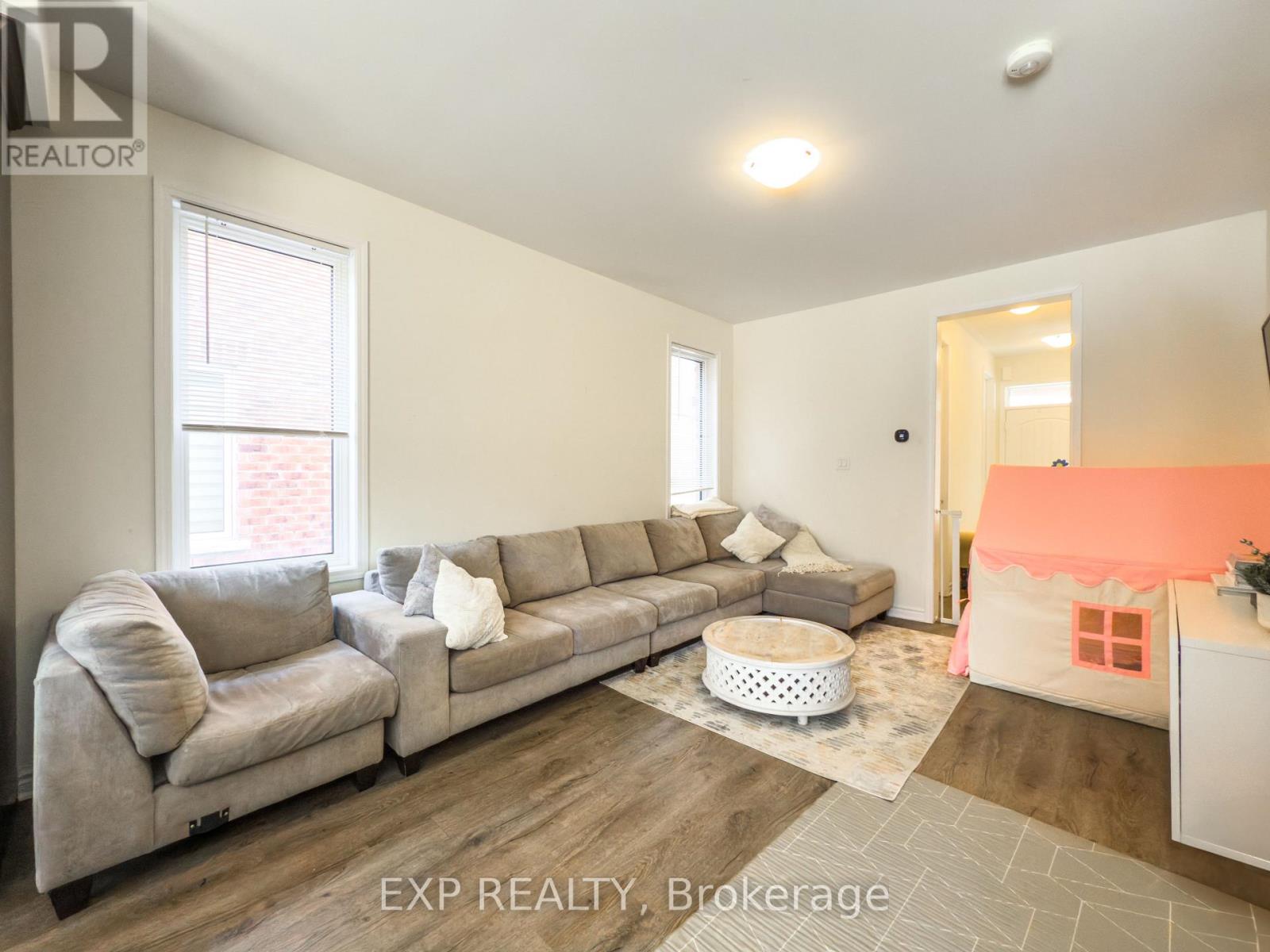 Property at 888 SUMAC CRESCENT image 4