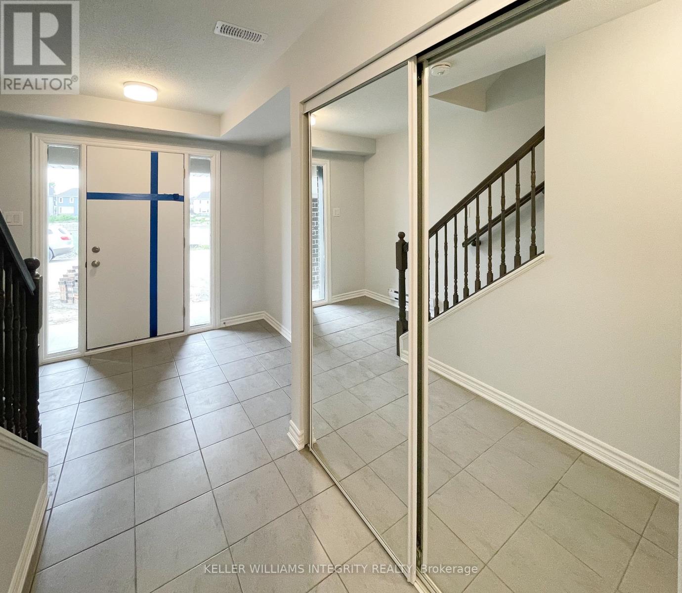 Property at 610 DAMSON GARDENS GROVE image 2