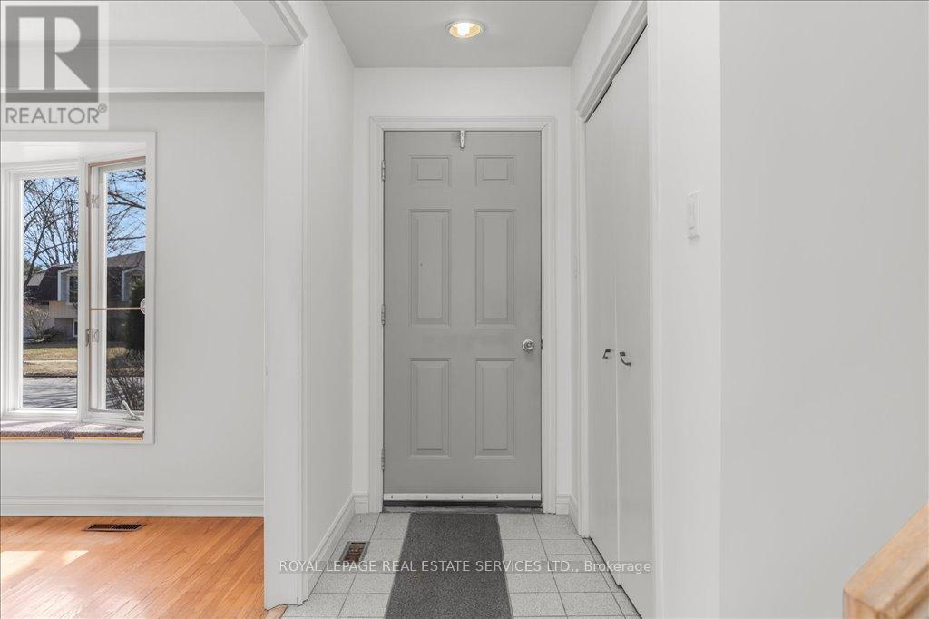 525 Seymour Drive, Oakville, Ontario  L6L 3K2 - Photo 6 - W12031508