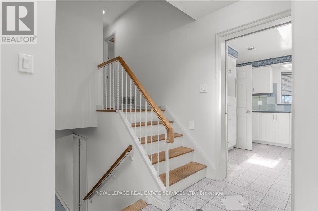 525 Seymour Drive, Oakville, Ontario  L6L 3K2 - Photo 7 - W12031508