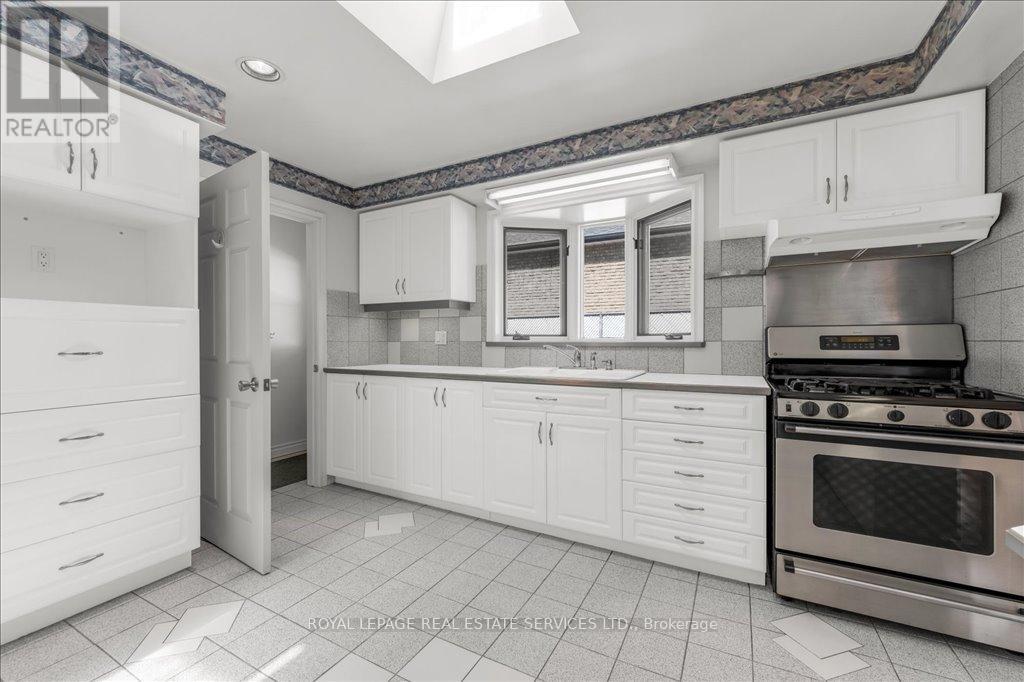 525 Seymour Drive, Oakville, Ontario  L6L 3K2 - Photo 8 - W12031508