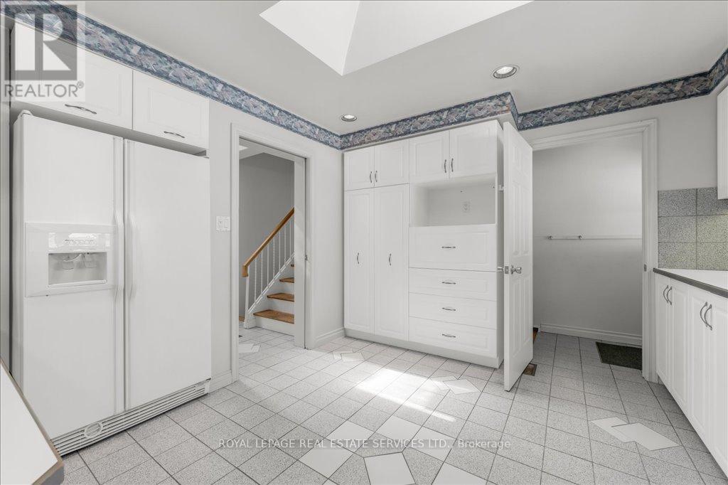 525 Seymour Drive, Oakville, Ontario  L6L 3K2 - Photo 9 - W12031508