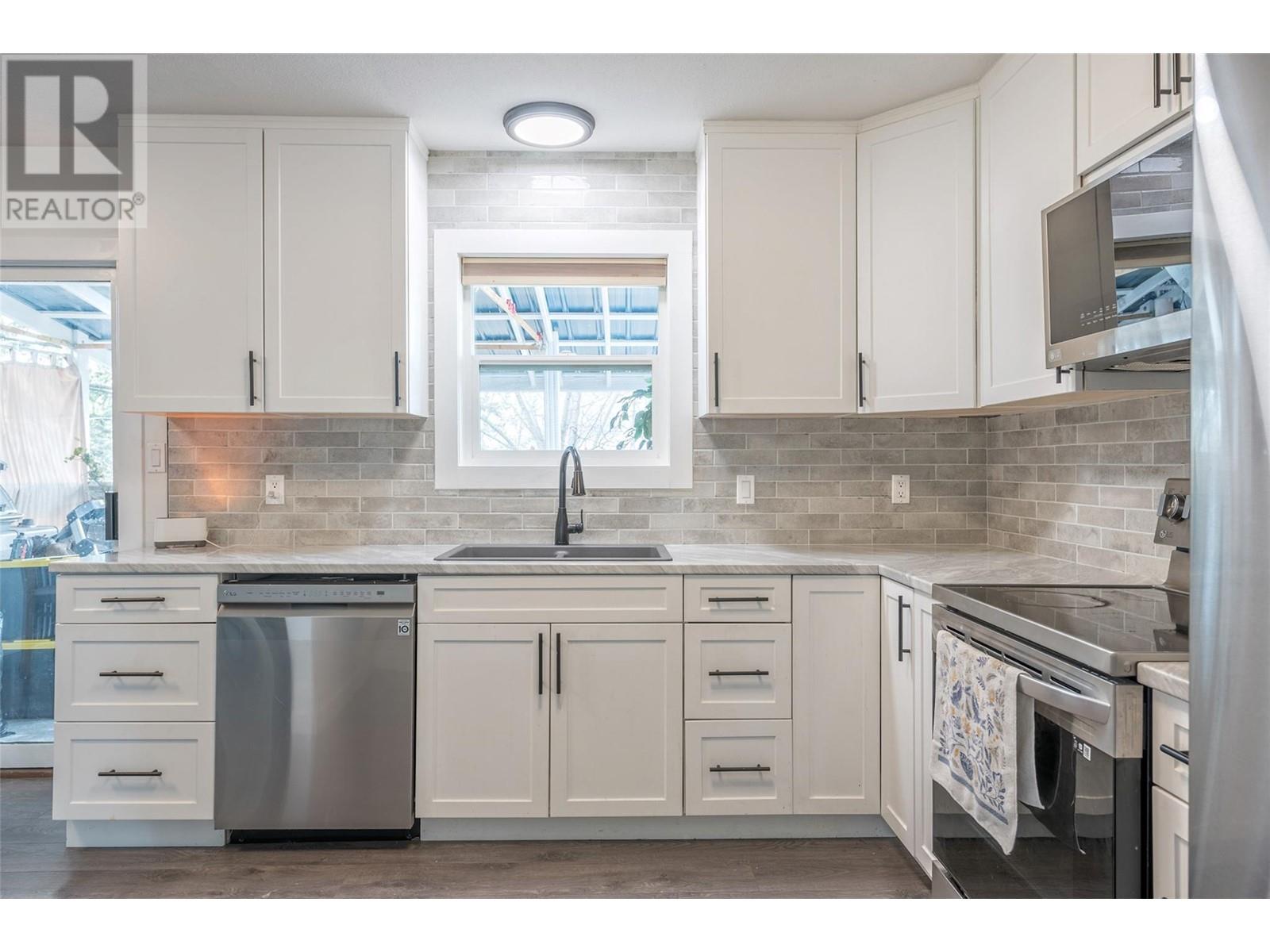 4113 Westview Place, Vernon, British Columbia  V1T 8W2 - Photo 8 - 10338290