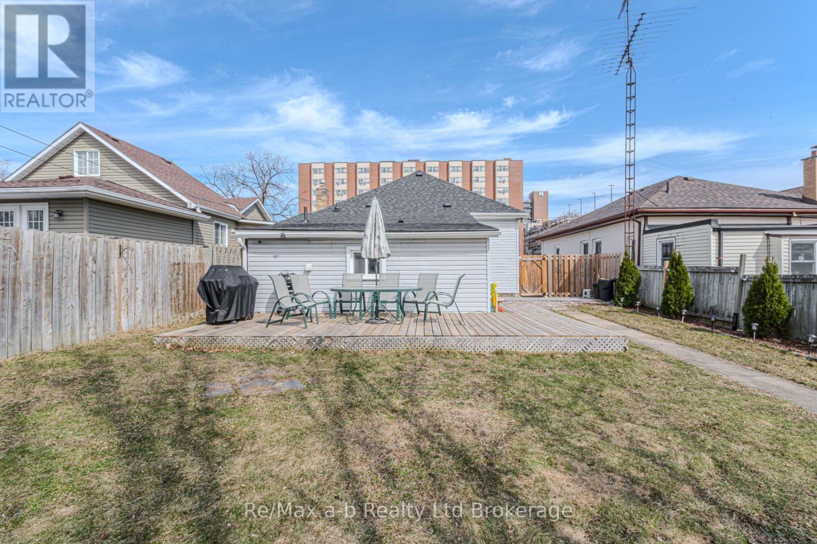 42 Lawrence Street, Brant (Brantford Twp), Ontario  N3R 1A7 - Photo 11 - X12031607