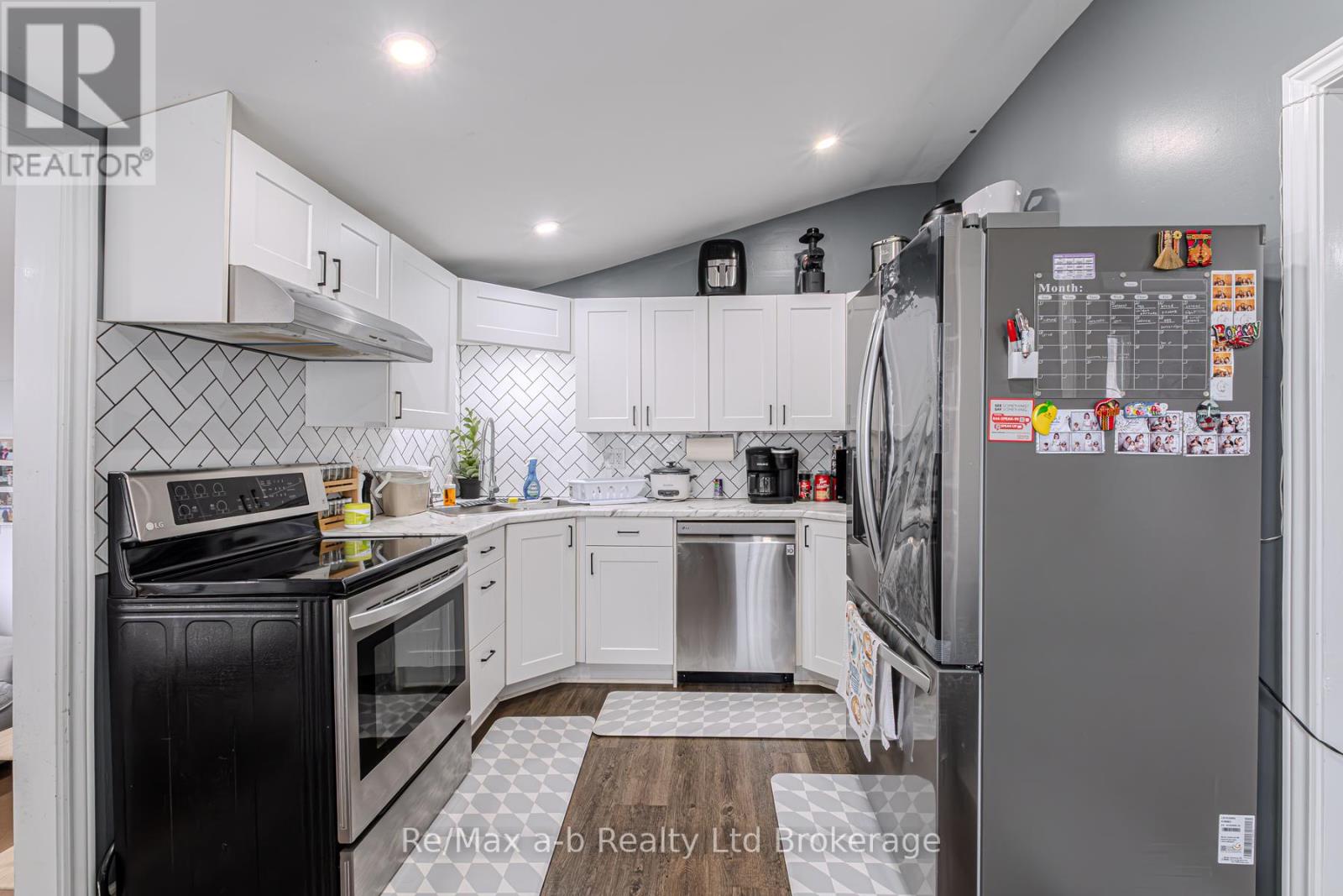 42 Lawrence Street, Brant (Brantford Twp), Ontario  N3R 1A7 - Photo 26 - X12031607