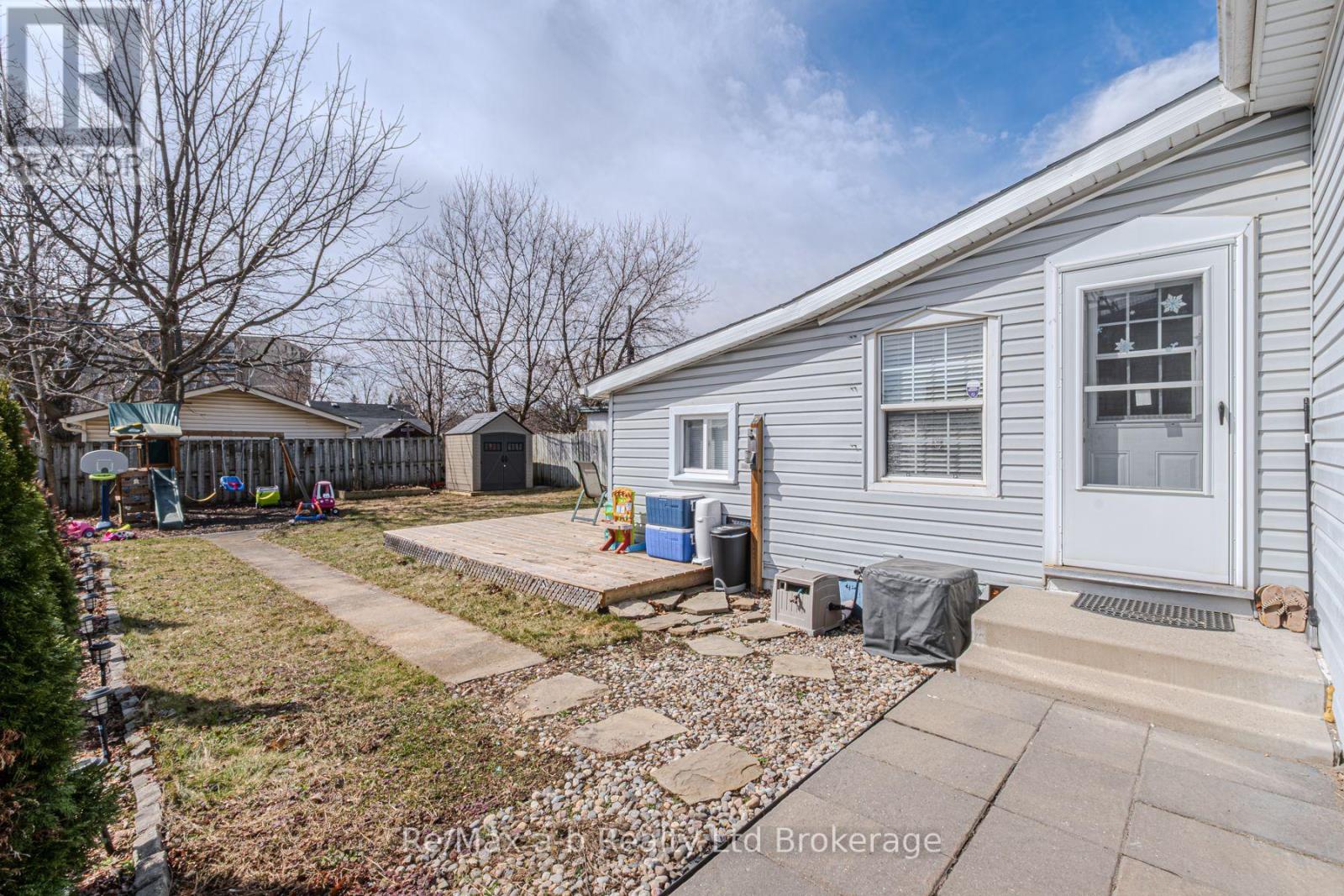 42 Lawrence Street, Brant (Brantford Twp), Ontario  N3R 1A7 - Photo 6 - X12031607