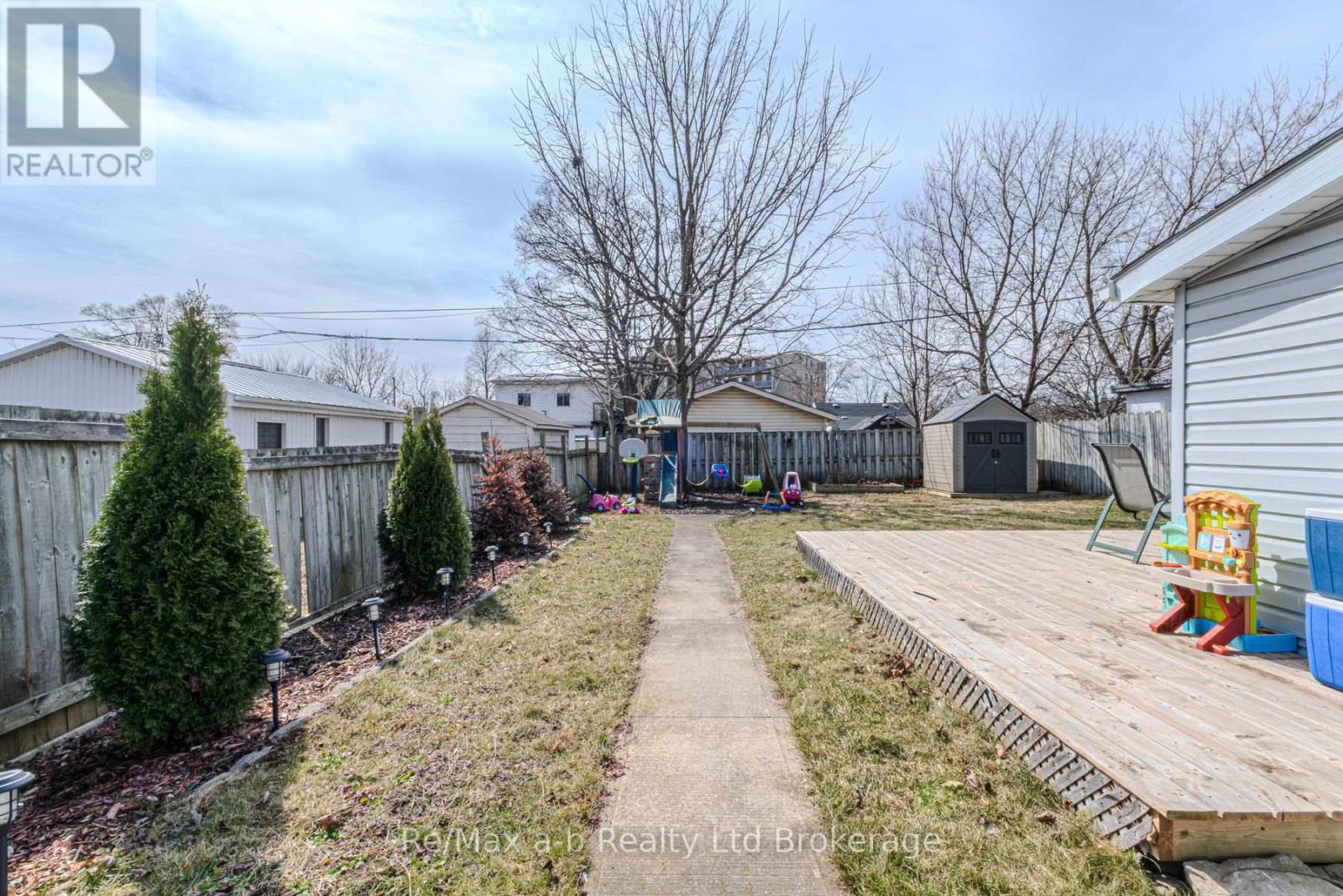 42 Lawrence Street, Brant (Brantford Twp), Ontario  N3R 1A7 - Photo 8 - X12031607