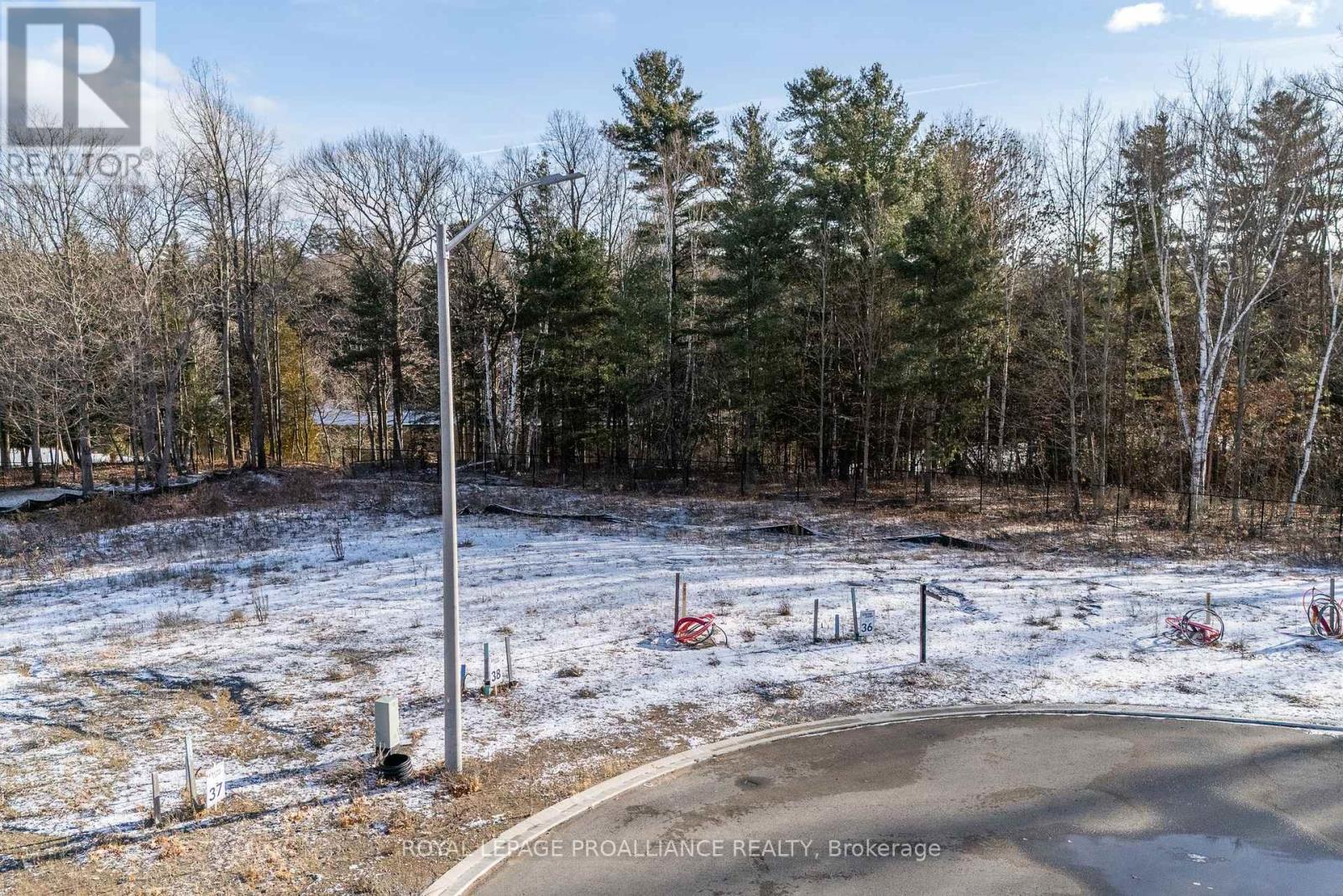 36 Exeter Court, Quinte West, Ontario  K8V 5P4 - Photo 4 - X12031777