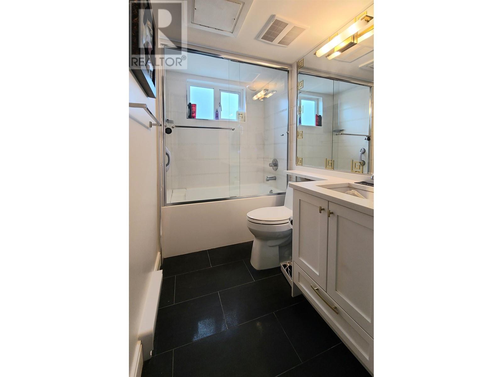 Listing Picture 11 of 20 : 901 E BROADWAY STREET, Vancouver / 溫哥華 - 魯藝地產 Yvonne Lu Group - MLS Medallion Club Member